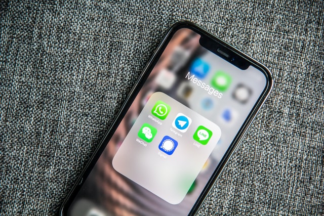 На экране изображен Iphone с различными значками мессенджеров.