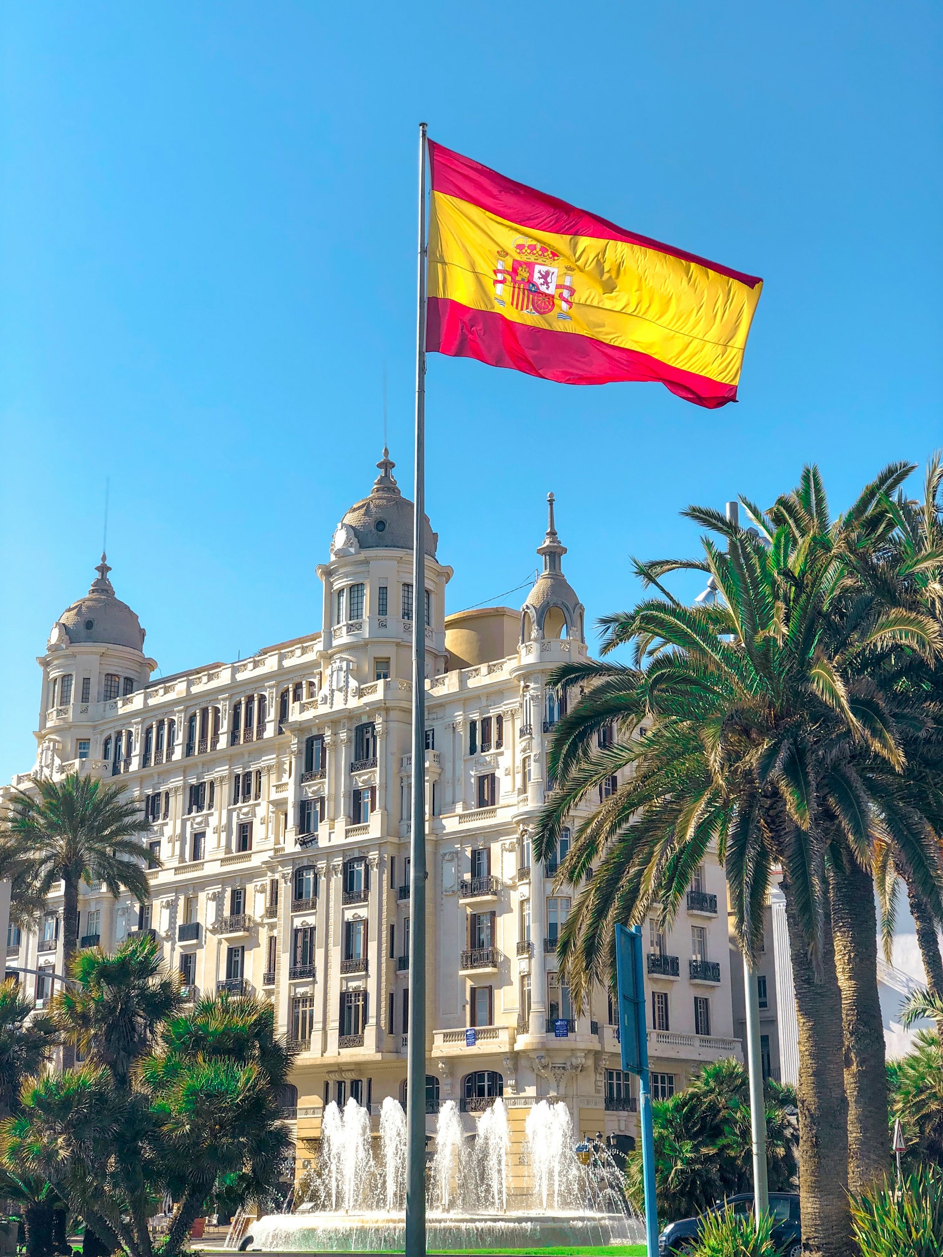 Флаг испании на фоне неба