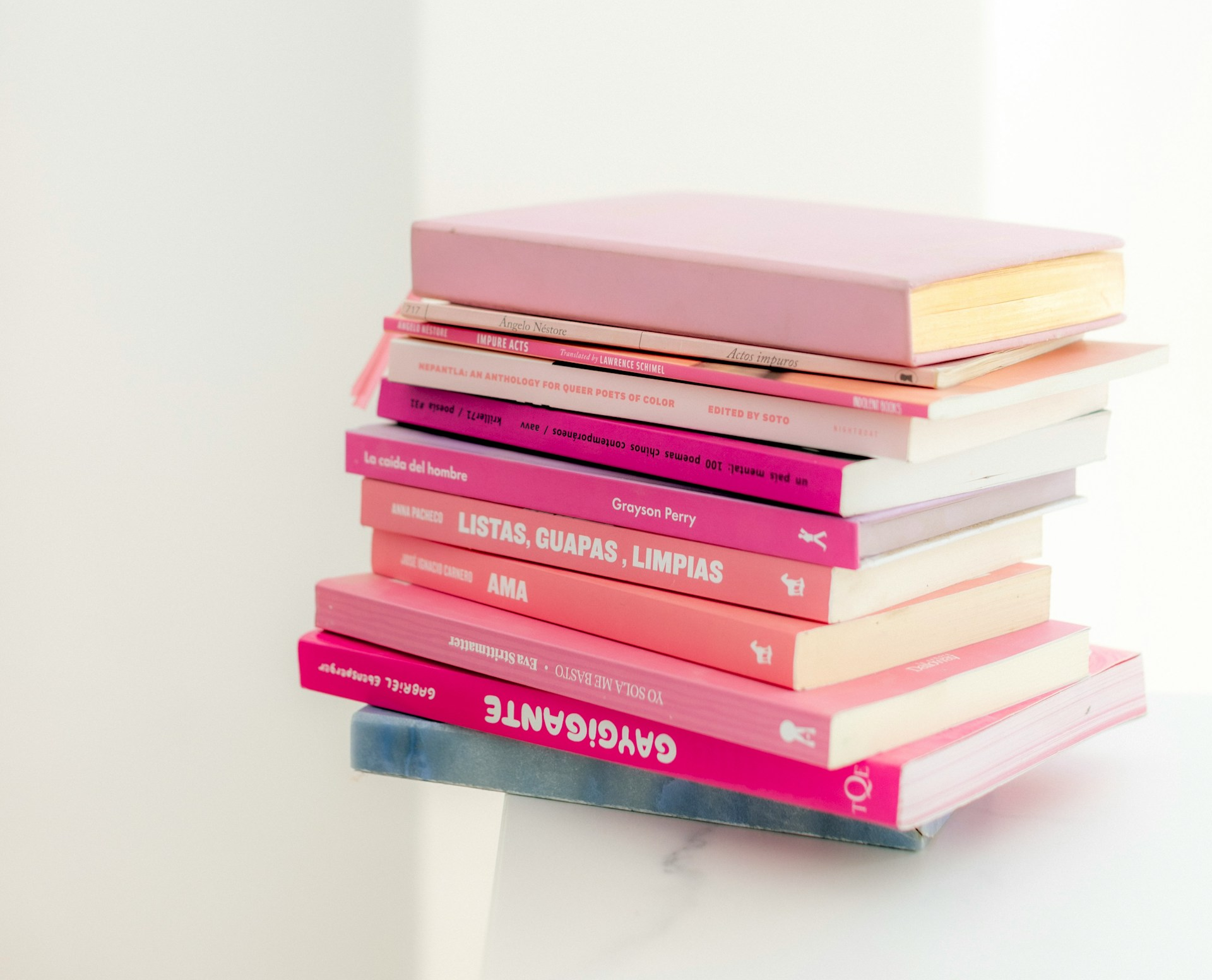 A pile of English grammar books of pink shades.