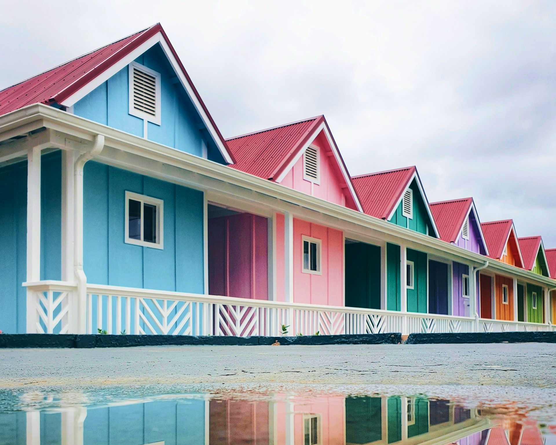 There are 7 small houses of different bright colours.